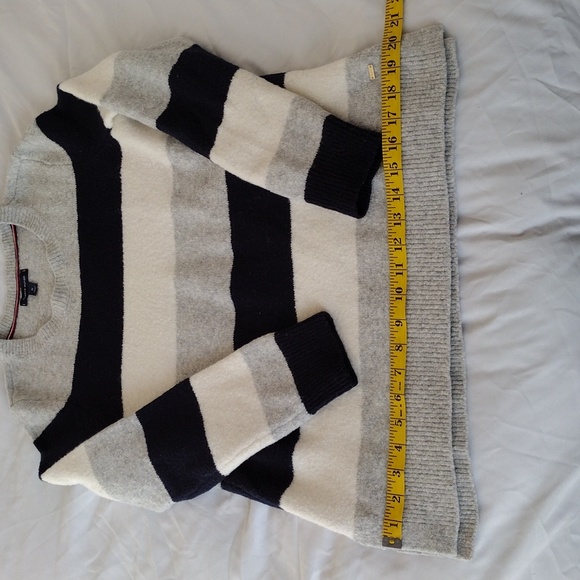 Tommy Hilfiger Striped Men's Crewneck Long Sleeve Tee Shirt Medium - Picture 2 of 7